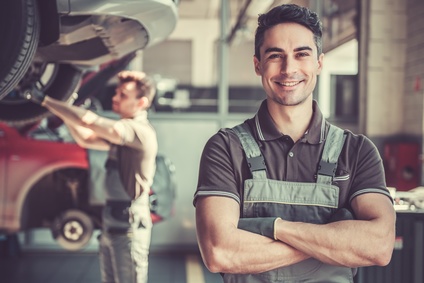 KFZ-Mechaniker bei der Arbeit